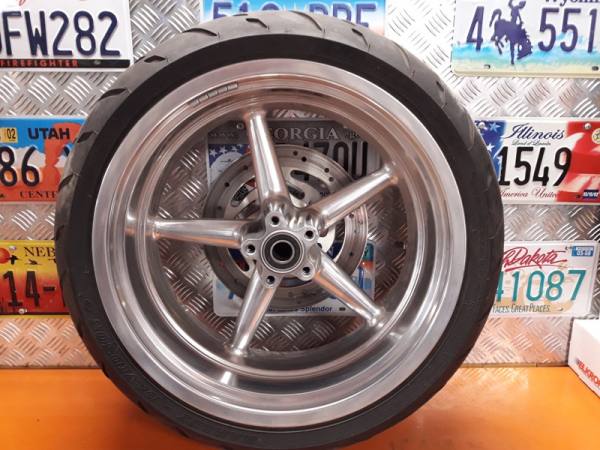 € 599 Harley cerchio posteriore in lega da 18" con gomma da 240mm