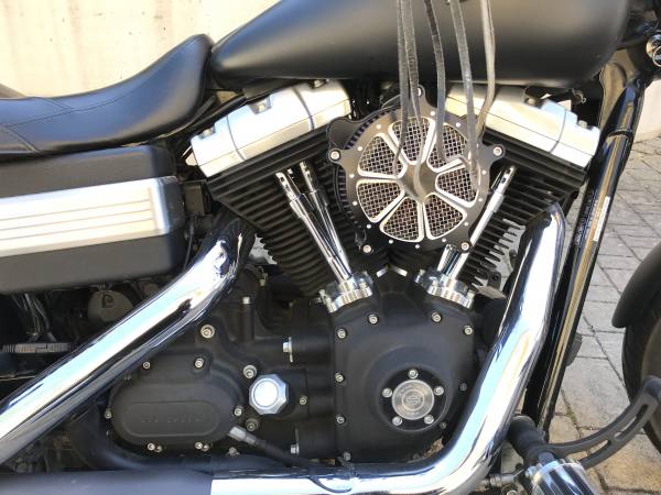 Vendo Harley Davidson Streetbob nero opaco